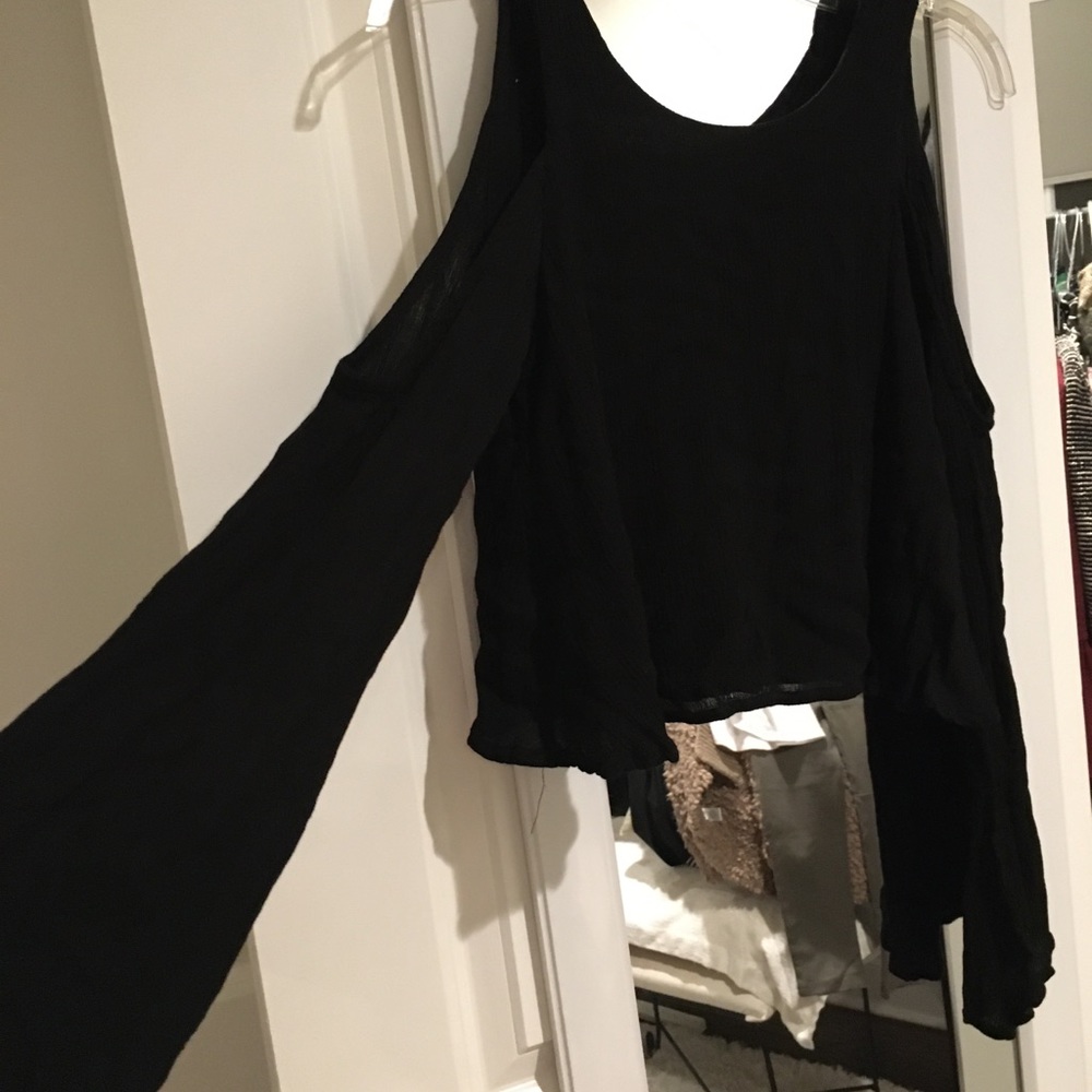 Tobi Crop Black Off The Shoulder Shirt